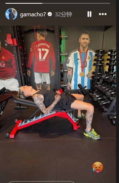 等待确定未来！加纳乔晒健身房训练照