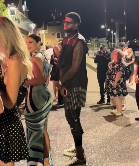 乔治戴护膝夜店排队&左膝手术仅26天 美媒：祝他早日康复