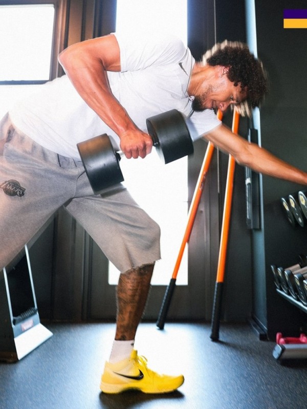 上赛季场均6.8分4.8板！湖人官方晒海斯训练照：休赛期苦练