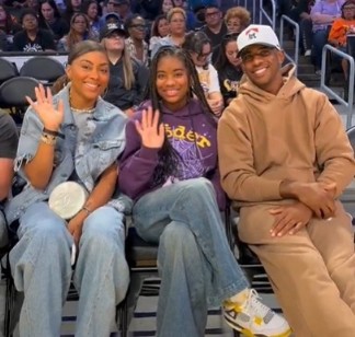 松弛感！WNBA官推晒保罗及其家人现场观战洛杉矶火花比赛