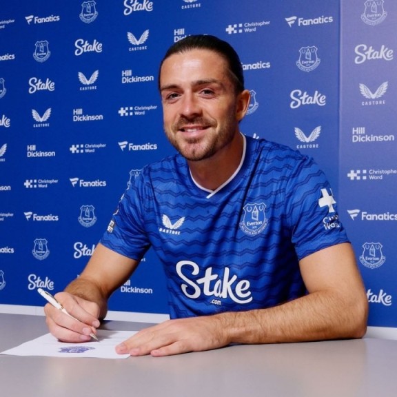 英媒：反人类握笔姿势！格拉利什签约埃弗顿因握笔姿势抢镜