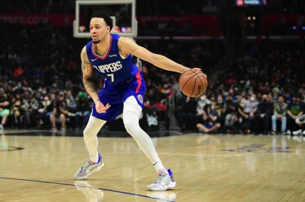 啊？雄鹿记者：科菲与球队签下的是一份训练营合同