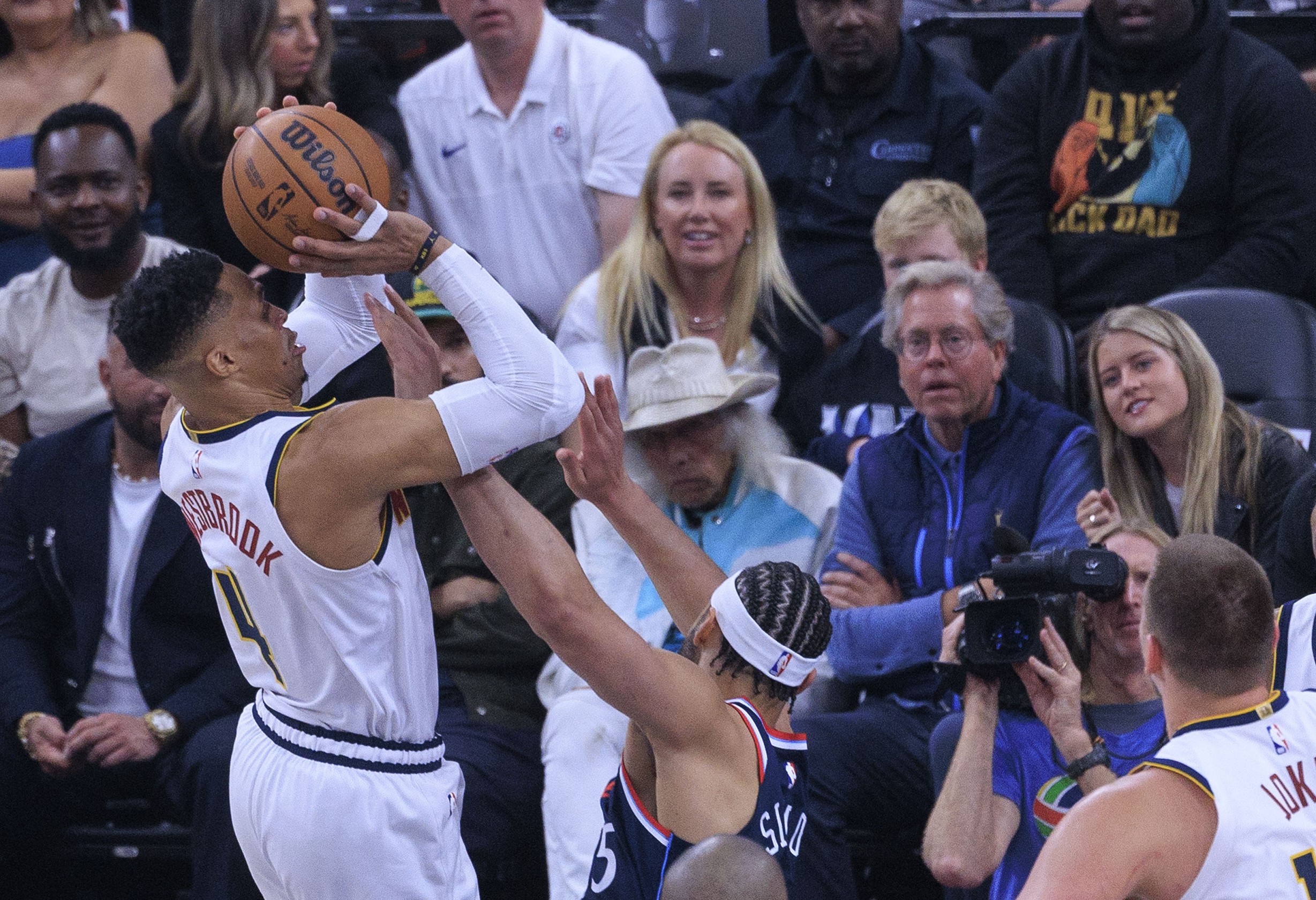 偃旗息鼓了？美记清点自由市场：海量后卫可签 底薪扎堆等工作